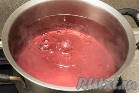 В кастрюлю с водой, слитой из банок, всыпать сахар и лимонную кислоту, хорошо перемешать столовой ложкой и поставить на сильный огонь. Довести сироп в кастрюле до кипения, уменьшить огонь, варить 2-3 минуты, иногда перемешивая, чтобы сахар полностью растворился.