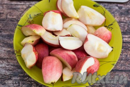 Яблоки вымыть, нарезать на крупные кусочки, удалив семенную коробочку с плодоножкой и вырезав повреждённые участки.