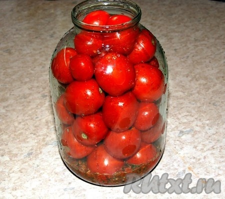 Затем заполнить банки помидорами.