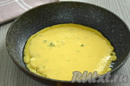 Поверхность сковороды (у меня сковородка диаметром 18 сантиметров) смазываем растительным маслом, хорошо прогреваем. Выливаем на горячую сковороду неполный половник кабачкового теста, сразу равномерно распределяем по дну сковородки. Жарим блин на среднем огне до подрумянивания снизу.