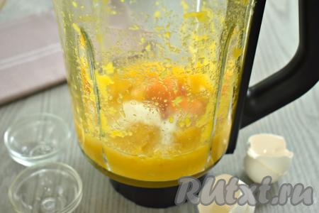 В кабачковое пюре добавляем сырые яйца, всыпаем сахар и соль, перемешиваем до однородности. Я просто включили блендер на несколько секунд.