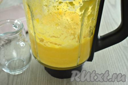 В получившуюся кабачково-яичную смесь вливаем слегка тёплую воду, снова перемешиваем до однородности.
