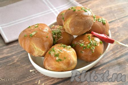 Готовые пампушки достаём из аэрогриля, с помощью кулинарной кисточки смазываем их сверху чесночной смесью.&nbsp;Аналогично выпекаем и смазываем оставшиеся пампушки.