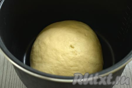 Миску с тестом накрываем полотенцем и убираем в тёплое место для подъёма примерно на 1 час (до увеличения теста в объёме в 2-3 раза). Можно сделать и, как я, поместить тесто для подъёма в чашу мультиварки, закрыть крышку, установить температуру 35 градусов, включить режим «Мультиповар» на 1 час.&nbsp;