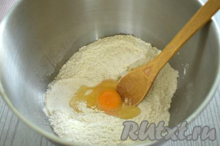 В углубление из сухих ингредиентов разбиваем яйцо.