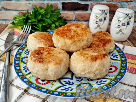 Нежные, пышные куриные котлеты, приготовленные с цветной капустой, подать к столу в горячем виде.