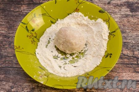 Из получившегося фарша руками, смоченными водой, сформировать котлеты и сразу обвалять их в муке со всех сторон.