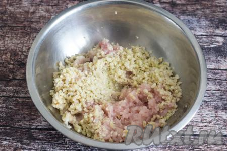 Мясо курицы, лук и цветную капусту пропустить через мясорубку в глубокую миску.