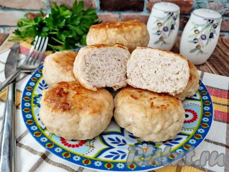 А вот как одна котлета выглядит в разрезе. Куриное мясо прекрасно сочетается с цветной капустой, поэтому котлетки получаются не сухими, а сочными, аппетитными, вкусными и достаточно сытными.