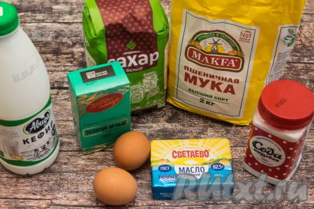 Подготовить продукты для приготовления шоколадных кексов с яблоками. Кефир можно взять любой жирности (я использовала жирностью 2,5%). Желательно, чтобы кефир был комнатной температуры, поэтому его можно либо заранее достать из холодильника, либо подогреть в микроволновке (для этого чашку с кефиром нужно поставить на 20 секунд в микроволновку на максимальную мощность, затем достать, перемешать и прогреть ещё в течение 20 секунд в микроволновке). Сливочное масло растопить до жидкого состояния (я растапливаю в микроволновке, можно растапливать на плите), дать ему немного остыть.