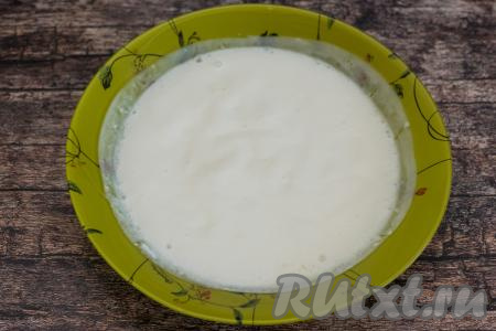 Пока взбивались яйца с сахаром, поверхность смеси кефира и соды покрылась пузырьками и увеличилась в объёме. Очень удобно гасить соду в кефире именно в глубокой тарелке, потому что если вы смешаете кефир с содой в недостаточно глубокой чашке, смесь, увеличившись в объёме, может "выйти" из чашки.
