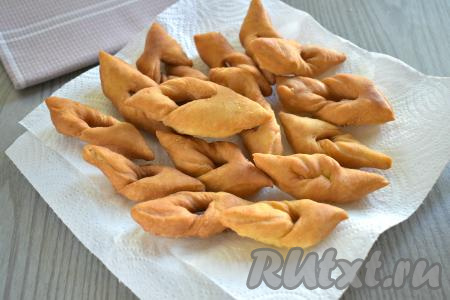 Партию хвороста достаём их горячего масла шумовкой и выкладываем на бумажные полотенца, чтобы удалить излишки масла. Периодически обновляя масло в сковороде, постепенно жарим весь хворост.