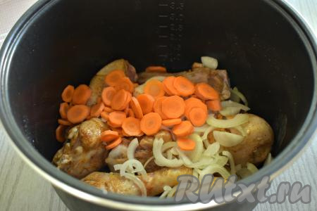 Пока обжариваются части курицы, очищаем лук и морковь. Из болгарского перца убираем семена и плодоножку. Если у кабачка тонкая кожица и мелкие семечки, тогда кабачок нужно будет только вымыть и отрезать "кончики" с двух сторон. У меня был кабачок с толстой кожурой и крупными семечками, поэтому кожуру я срезала, семечки удалила. После того как части курицы обжарятся в течение 15 минут, добавляем в чашу мультиварки лук, нарезанный полукольцами, и морковь, нарезанную на тонкие кружочки, перемешиваем, жарим 5 минут, не закрывая крышку мультиварки. 1-2 раза в процессе обжаривания овощи с мясом нужно будет перемешать.
