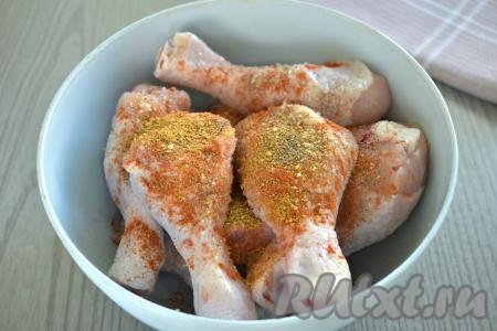 Для этого рагу можно взять любые части курицы. Я готовила куриные ножки, можно использовать и только бёдра или только крылья, а можно взять целую курицу и разделать её на порционные кусочки. Части курицы моем, обсушиваем, выкладываем в достаточно глубокую миску, посыпаем солью, специями (в качестве специй я взяла готовую приправу для курицы, паприку и чёрный молотый перец). Перемешиваем части курицы, покрывая их солью и специями со всех сторон, даём постоять 10 минут.