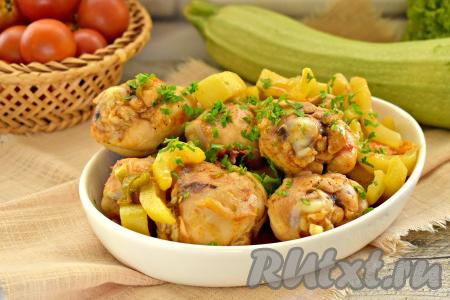 Аппетитное, ароматное, вкусное рагу из кабачков с сочными кусочками курицы раскладываем из чаши мультиварки по тарелкам и в горячем виде подаём к столу, посыпав блюдо, по желанию, мелко нарезанной зеленью.