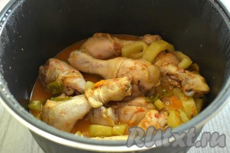 В процессе тушения рагу из кабачков с курицей нужно будет открыть мультиварку и проверить достаточно ли жидкости. При необходимости можно добавить немного кипящей воды и подсолить соус по вкусу (я не добавляла воду, у меня овощи выделили достаточное количество сока). Перемешиваем блюдо. Закрываем крышку и готовим до окончания режима "Тушение". Кабачки должны стать достаточно мягкими, легко прокалываться ножом. При необходимости можно увеличить время тушения минут на 5.