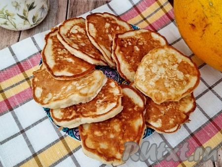 Аппетитные, нежные, ароматные оладьи, приготовленные с добавлением дыни, можно подать и тёплыми, и остывшими - в любом случае будет вкусно.