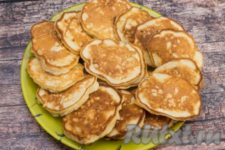 Готовые оладьи с дыней перекладывать со сковороды на плоскую тарелку. Перемешивать тесто в миске перед жаркой очередной порции оладушек не нужно. Добавляя в сковороду масло по мере необходимости, постепенно пожарить все оладьи. Из предложенного количества ингредиентов у меня получились 15 оладий.