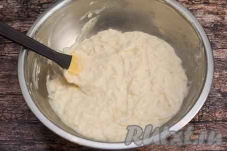 Постепенно подсыпая и вмешивая муку, замесить лопаткой (или ложкой) тесто, напоминающую достаточно густую сметану, как на фото. Муки может потребоваться немного больше или меньше, чем указано в ингредиентах. Ведь многое зависит и от сочности дыни, и от размера яйца, и от качества муки. Поэтому очень важно не всыпать всю муку сразу, а добавлять её постепенно, тщательно вмешивая и контролируя густоту замешиваемого теста.