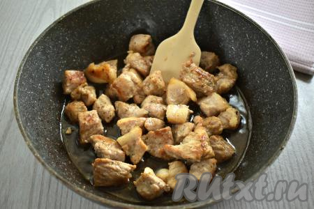 В сковороде хорошо разогреваем растительное масло, выкладываем кусочки свинины, обжариваем мясо на огне выше среднего до приятного подрумянивания со всех сторон (ориентировочно в течение минут 10), периодически перемешивая.