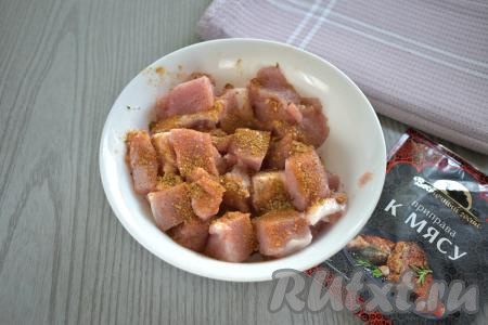 Мякоть свинины моем, обсушиваем, нарезаем на квадратные кусочки с размером стороны примерно 2,5 сантиметра. Посыпаем нарезанную свинину солью и специями (я в качестве специй добавила 1 чайную ложку приправы для мяса). Перемешиваем, покрывая кусочки свинины специями со всех, и оставляем минут&nbsp;на 10.
