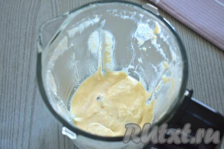 Взбиваем творожную массу в стационарном блендере (или погружным блендером) до однородности.&nbsp;