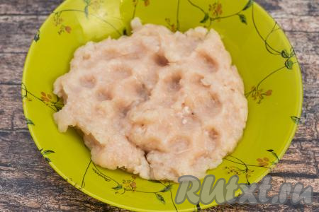 Пока баклажаны просаливаются, нужно пропустить мясо и очищенную луковицу через мясорубку в глубокую тарелку. Посолить, поперчить фарш и тщательно его перемешать.