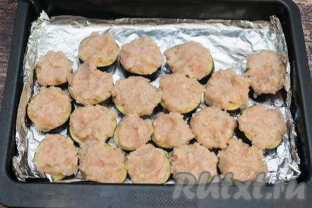 На каждый кружок из баклажана выложить мясной фарш (слой фарша на каждом кружке должен быть толщиной примерно 1 сантиметр).