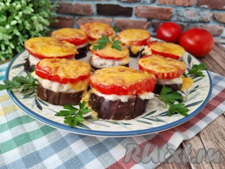 Кружочки из баклажанов, запечённые с фаршем, помидорами и сыром в духовке, получаются вкусными, сытными, выглядят очень эффектно. Это сочное блюдо можно подать к столу и горячим, и полностью остывшим. В горячем виде такие баклажаны с фаршем я предпочитаю подавать в качестве полноценного обеда или ужина, а в остывшем виде - в качестве холодной закуски.&nbsp;