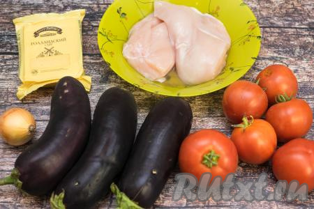 Подготовить продукты для приготовления баклажанов кружочками с фаршем, помидорами и сыром в духовке. Баклажаны выбирайте средних размеров, без повреждений. Помидоры лучше брать плотные, чтобы они хорошо нарезались. В качестве мяса для фарша я взяла филе курицы с грудки и с бёдер, но можно взять мякоть свинины, говядины или баранины. Мясо нужно промыть водой и обсушить. Сыр подойдёт любой твёрдых или полутвёрдых сортов.