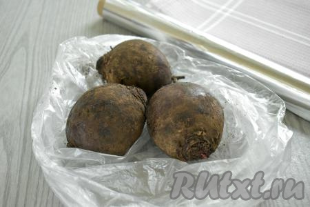 Для запекания я взяла 3 свеклы примерно одинакового размера, вес каждой свеклы был чуть больше 150 грамм.