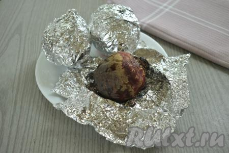 Свеклу, запечённую в фольге, аккуратно, чтобы не обжечься, достаём из аэрогриля. Совет: не разворачивайте фольгу сразу. Дайте свекле полностью остыть в фольге. При медленном остывании свекла становится чуть более сладкой.