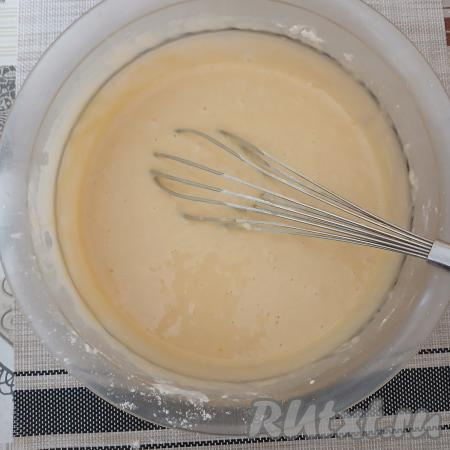 Замешанное тесто получается довольно жидким, но муки добавлять не надо.