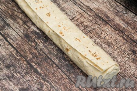 Вот такой рулет из лаваша с грушевой начинкой получился.