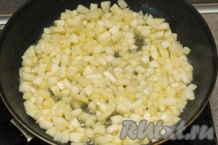 Перемешать кусочки груш, смешивая их с сахаром и маслом. Тушить груши, периодически помешивая, на среднем огне до мягкости. Время тушения во многом зависит от мягкости груш. У меня были достаточно плотные груши, я их тушила около 5 минут.