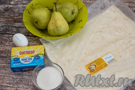 Подготовить продукты для приготовления штруделя из лаваша с грушами. Груши вымыть.