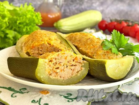 Нежные, сочные лодочки из кабачка с фаршем переложить из чаши мультиварки на тарелку и в горячем виде подать к столу, дополнив, по желанию, любимым соусом.