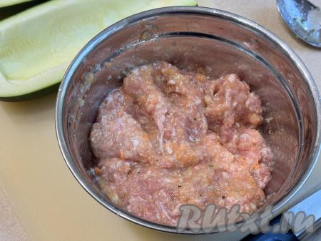 Тщательно вымесить фарш, смешивая мясо с овощной массой, и начинка для лодочек будет готова.