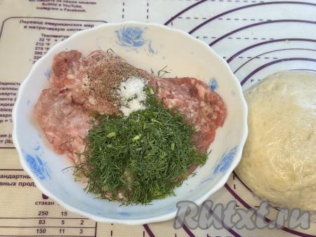 Пока тесто "отдыхает", займёмся начинкой для кутабов. Для этого в миску нужно выложить мясной фарш, добавить мелко нарезанную зелень, посолить и поперчить по вкусу.&nbsp;Благодаря зелени кутабы получатся более ароматными.&nbsp;