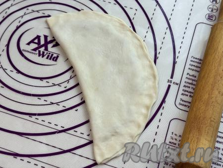 Сторону с начинкой накрыть свободной стороной теста, хорошо скрепить края.