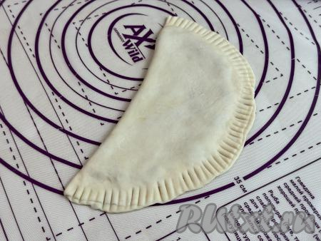 Я дополнительно ещё скрепила края кутаба с помощью вилки. Аналогично сформировать все 8 кутабов с мясным фаршем.