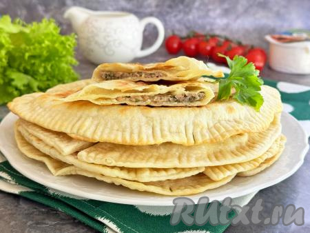 А вот как кутаб с мясом, приготовленный по этому рецепту, выглядит в разрезе. Сочная начинка из фарша прекрасно сочетается с нежным, тонким тестом, пропитанным сливочным маслом. Очень вкусно и сытно, попробуйте!
