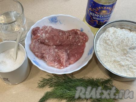 Подготовить продукты для приготовления кутабов с мясом на сковороде. Мясной фарш можно приготовить из любого мяса (у меня - говядина и свинина), пропустив его через мясорубку. При желании можете взять покупной мясной фарш. Зелень (я взяла укроп, но отлично подойдёт и петрушка, зелёный лук) промыть водой, обсушить.