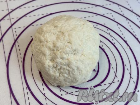 После вымешивания тесто для кутабов должно стать мягким, пластичным и не липнуть к рукам. Накрыть тесто полотенцем (или пакетом) и оставить на кухонном столе "отдохнуть" минут на 10.