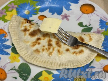 Горячие кутабы переложить со сковороды на тарелку и сразу щедро смазать поверхность лепёшек с двух сторон кусочком сливочного масла.&nbsp;Благодаря маслу тесто станет более нежным, вкусным и мягким. Выложить кутабы один на другой. Пожарить оставшиеся кутабы, не забывая их смазывать после жарки маслом и складывать один на другой.