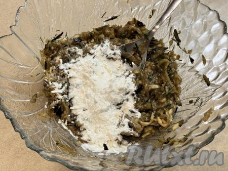 Добавить в миску муку, перемешать тесто из баклажанов до однородности. Тесто должно получиться в меру густым. Если тесто получилось жидковатым (многое зависит от размера яйца и сочности баклажана), тогда добавьте ещё немного муки, регулируя консистенцию замешиваемого теста для вафель.