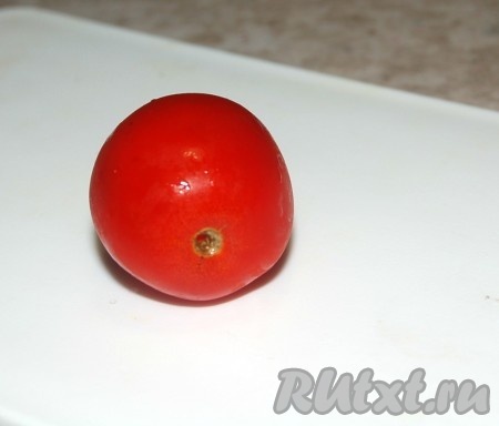Мелкие помидоры наколоть зубочисткой, чтобы при консервировании их кожица не потрескалась.