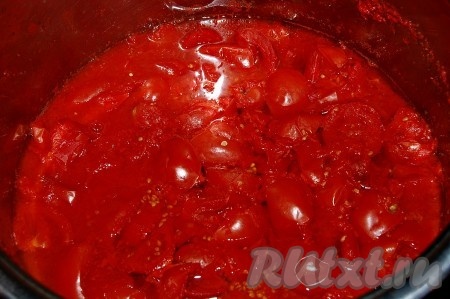 За это время нужно успеть приготовить томатную заливку. Для этого нужно выключить томатную массу с проваренными помидорами.