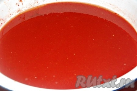 Полученную помидорную мякоть сливать в отдельную емкость.