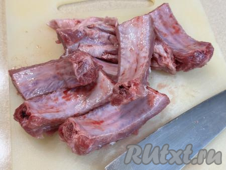 Свиные рёбра разрезать вдоль кости на порционные кусочки, выложить в миску.&nbsp;